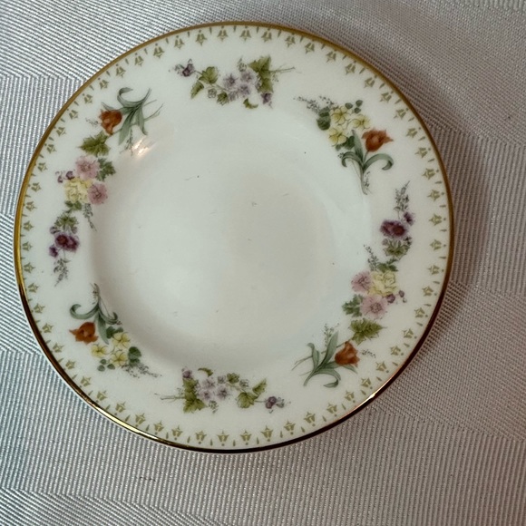 Small Wedgwood Mirabelle 3” Plate - Picture 3 of 13